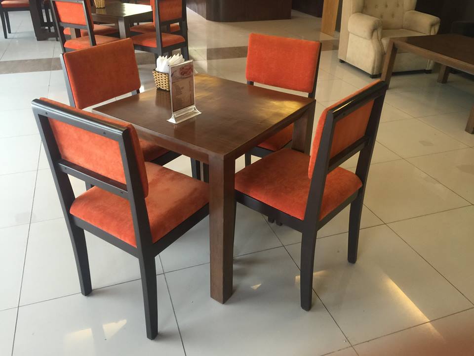 bộ bàn ghế cafe gỗ nệm tựa